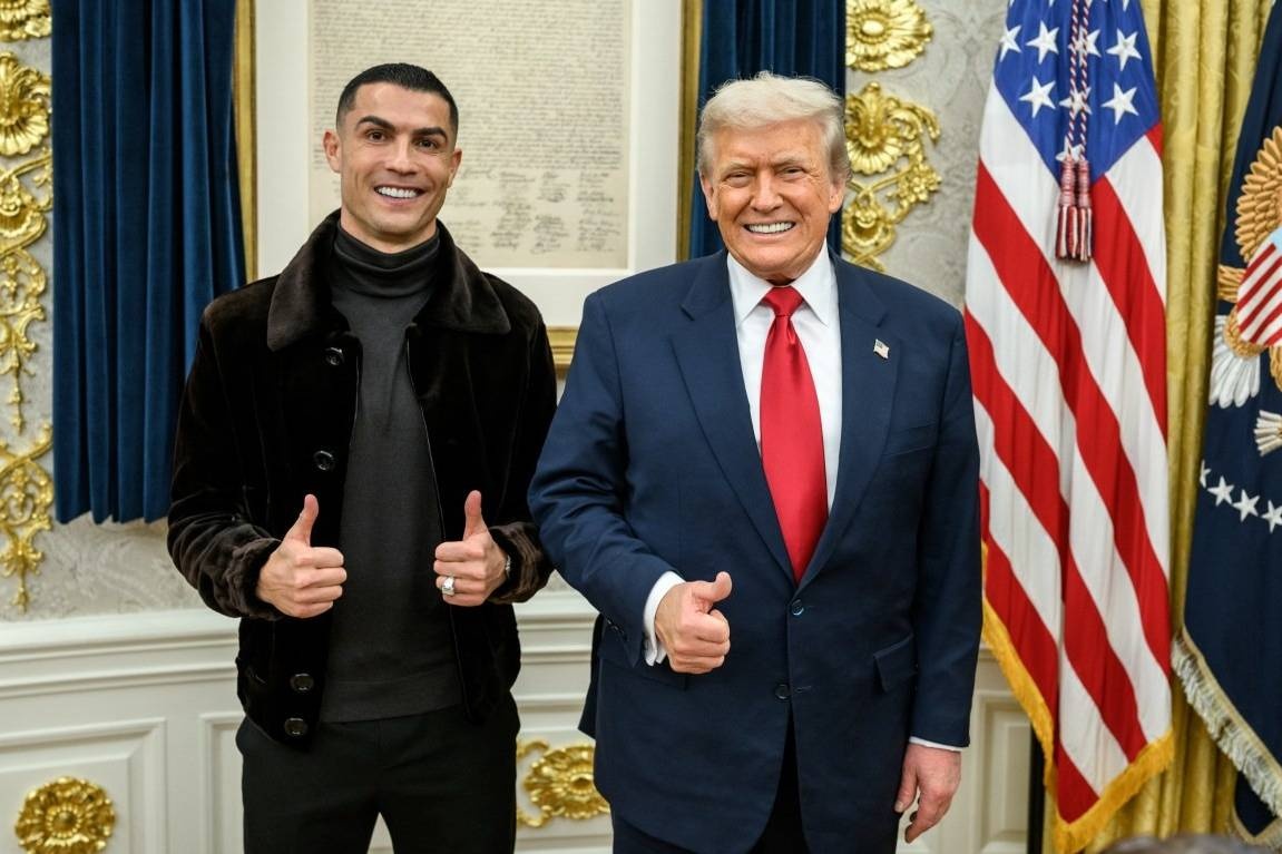 Ong Trump lien tuc noi voi Ronaldo ve cau ut Barron hinh anh