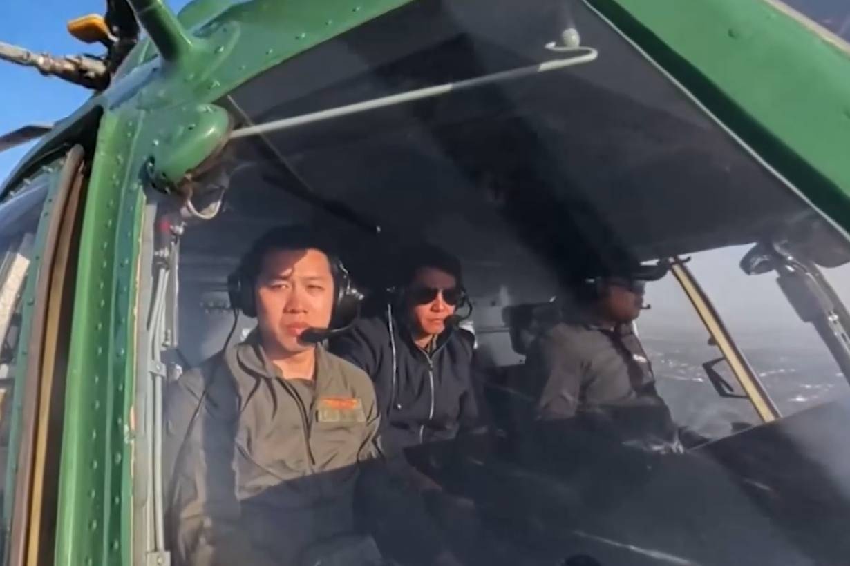 Can canh doi truc thang cua Lao mang co bay tren bau troi Vieng Chan hinh anh