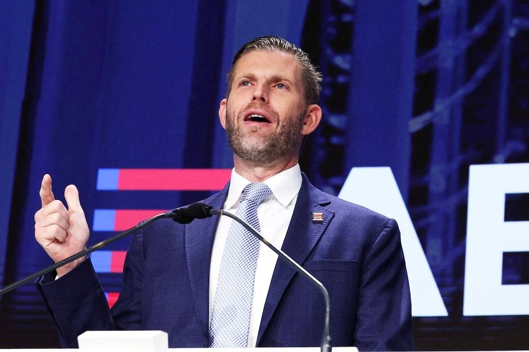 Cong ty tien ao cua con trai ong Trump mat gan nua gia tri hinh anh