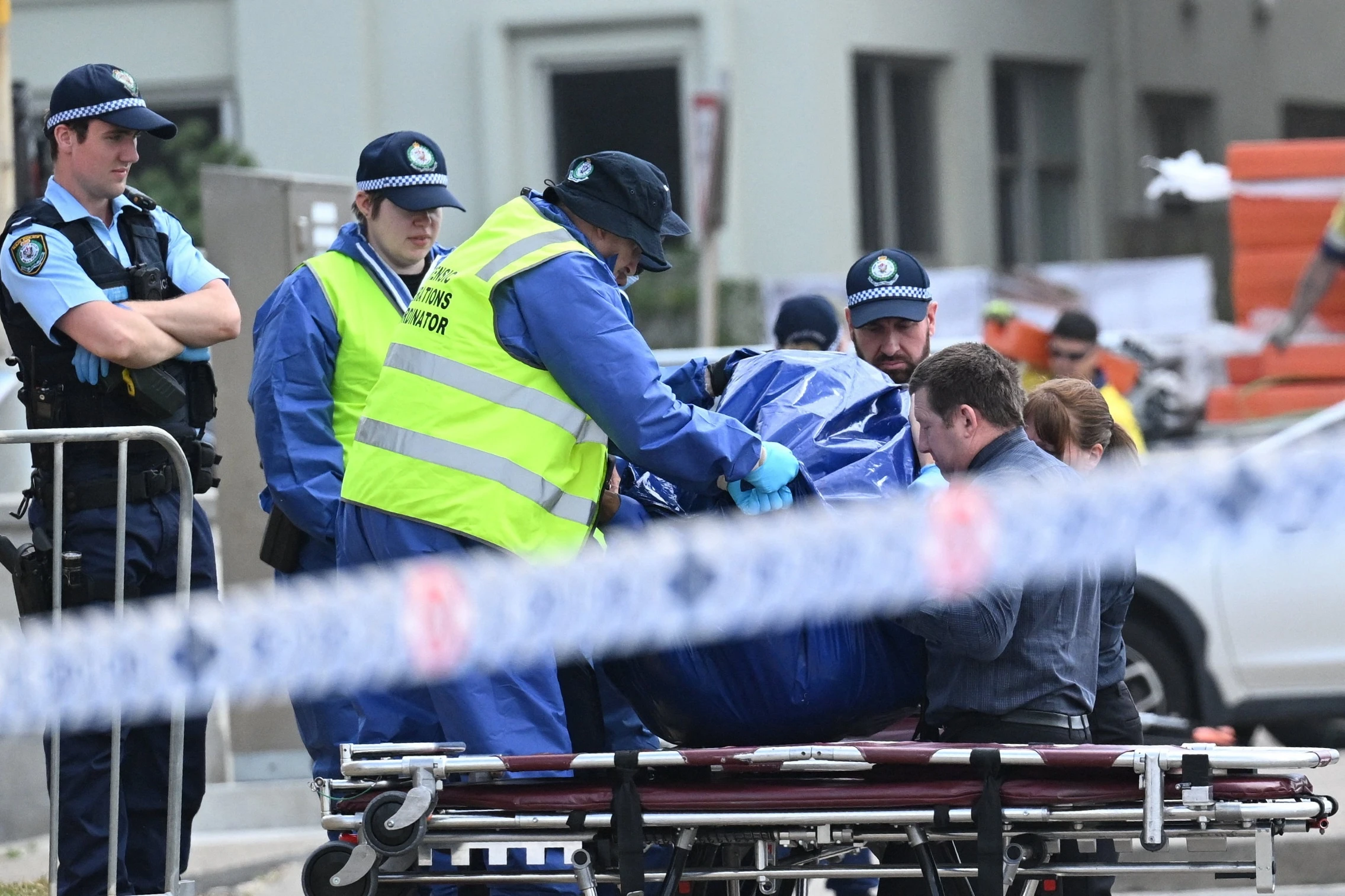 Am anh hien truong xa sung dam mau o Australia hinh anh