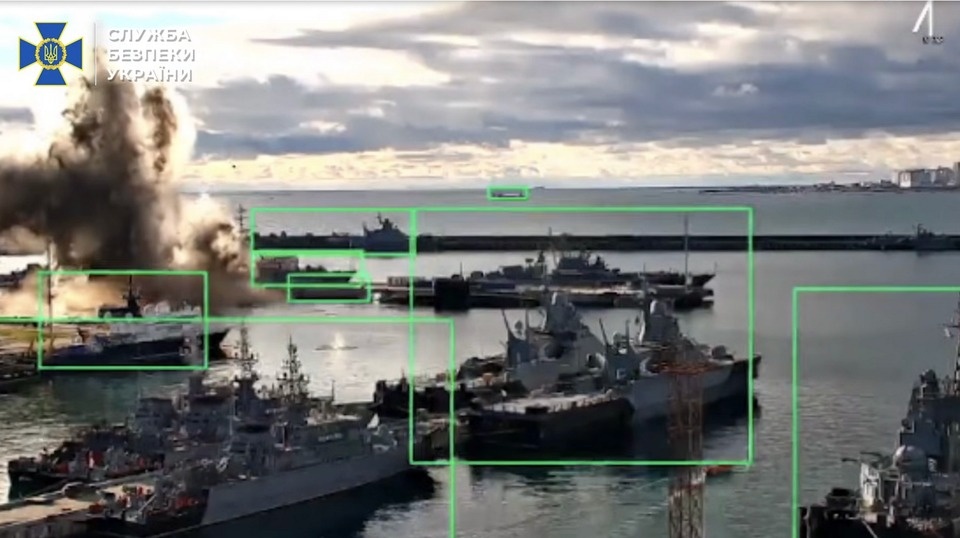 Can canh Ukraine lan dau danh chim tau ngam Nga hinh anh