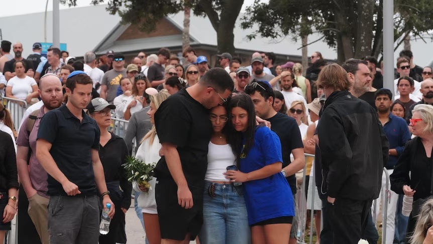 Hai cha con gieo rac noi kinh hoang tai bai bien Bondi hinh anh