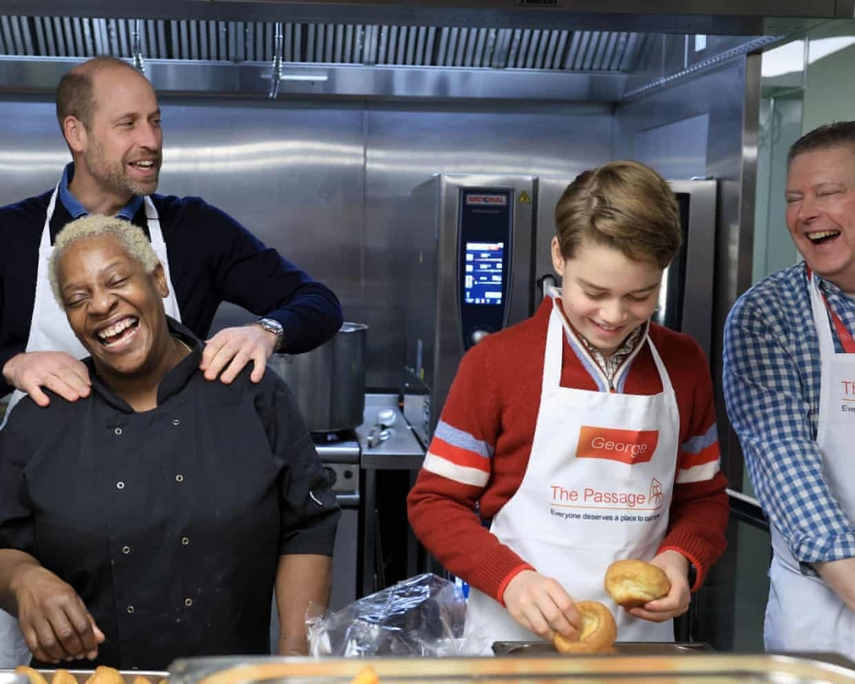 Hoang tu George phuc vu bua trua cho nguoi vo gia cu hinh anh