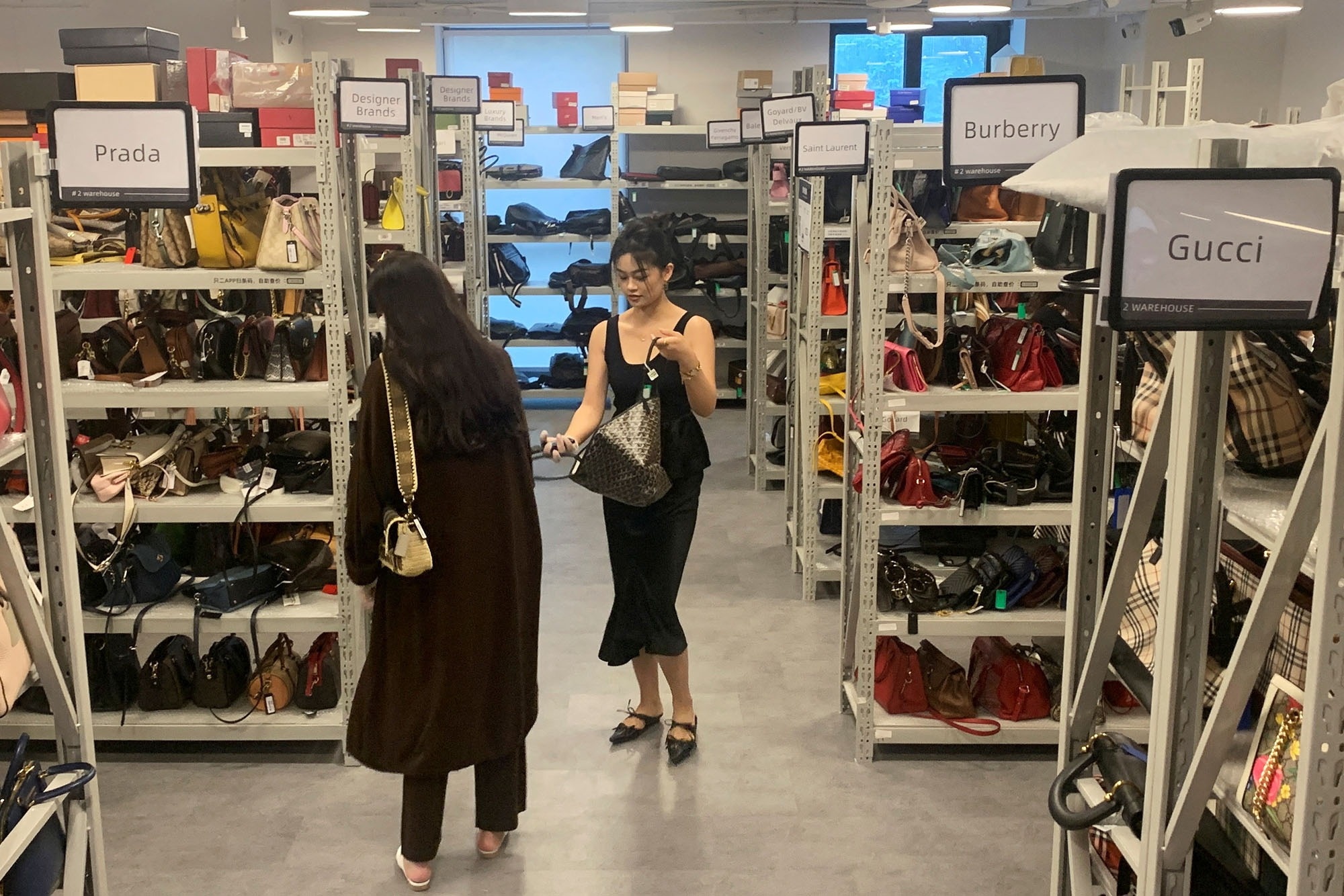 That lung buoc bung, nguoi Trung Quoc choi hang hieu 'second-hand' hinh anh