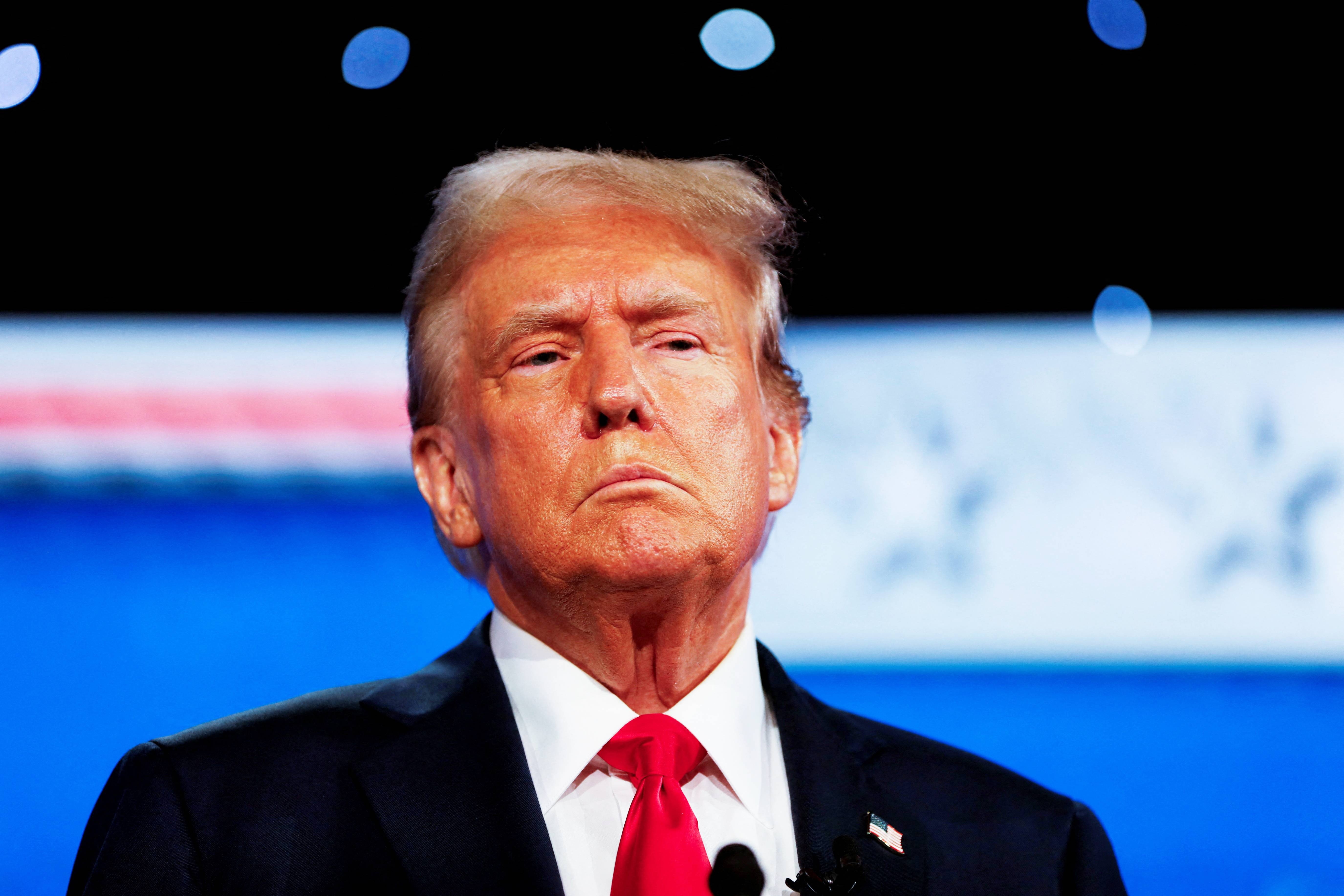 Huy bieu dien de phan doi ong Trump, nghe si bi doi 1 trieu USD hinh anh