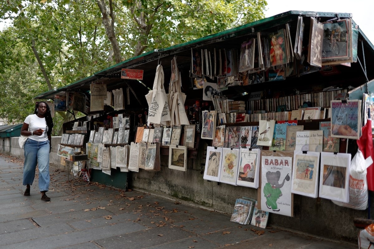 Nhung quay sach cu ton tai gan 500 nam ven bo song Seine (Phap) hinh anh