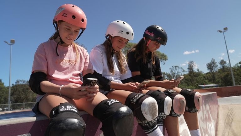 Thieu nien Australia song the nao khi khong co mang xa hoi? hinh anh