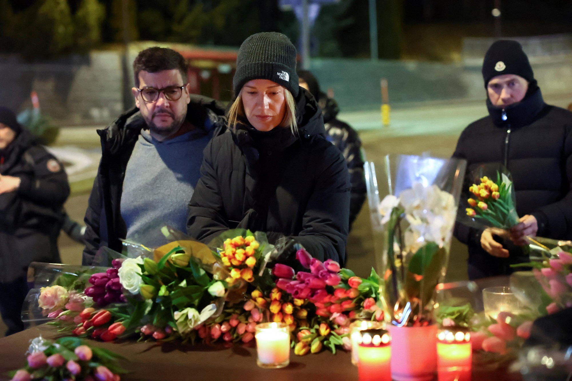 Nguoi dan ban dia tuong niem cac nan nhan thiet mang trong vu chay no tai quan bar Le Constellation hinh anh