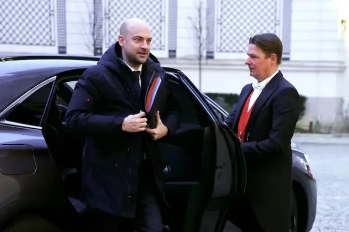 Phap va dong minh ban ke hoach doi pho neu My dong binh voi Greenland hinh anh