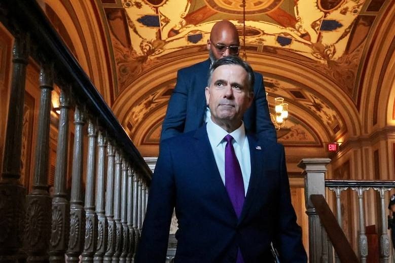 Giam doc CIA gap Tong thong lam thoi Venezuela hinh anh