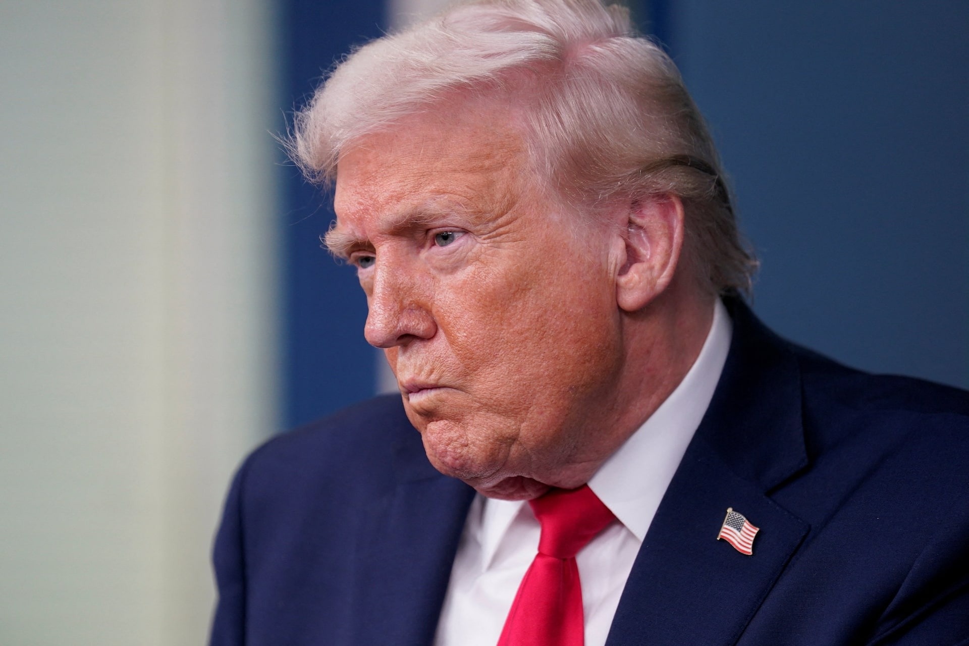 Phong cach ‘quay xe phut chot’ cua ong Trump hinh anh