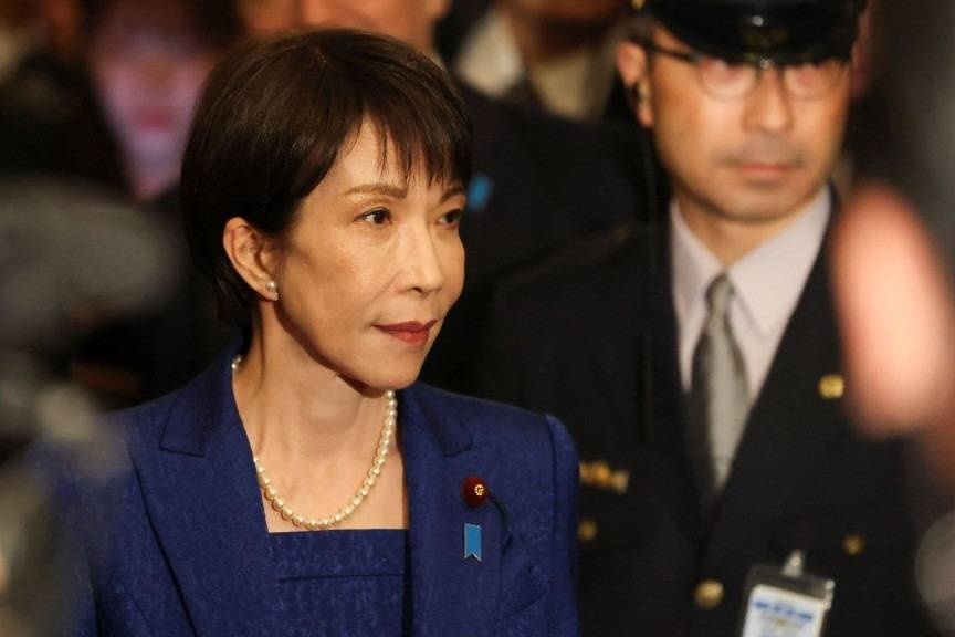 Vi sao ba Takaichi khong buoc len vo dai sumo? hinh anh