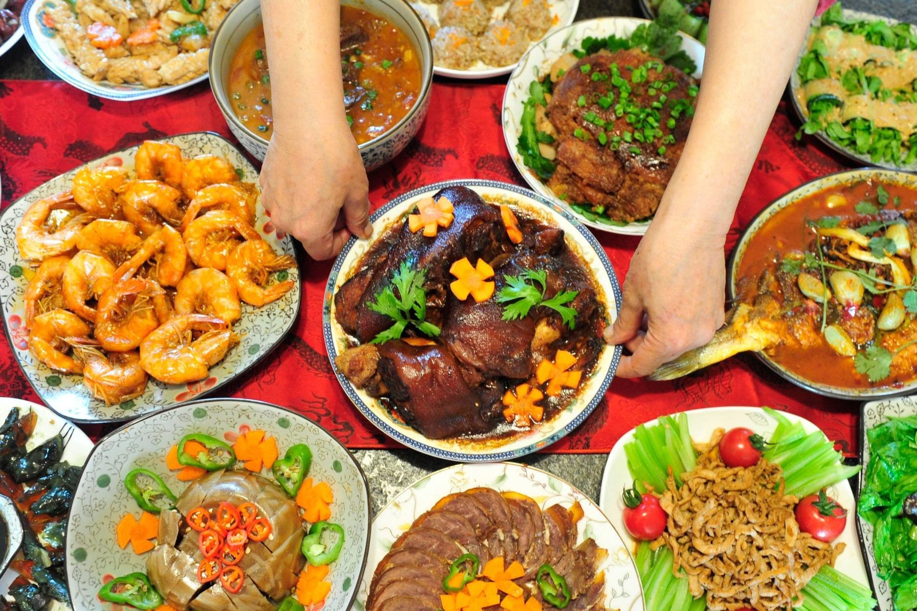 Tranh cai chuyen dung do nau san cho com tat nien tai Trung Quoc hinh anh