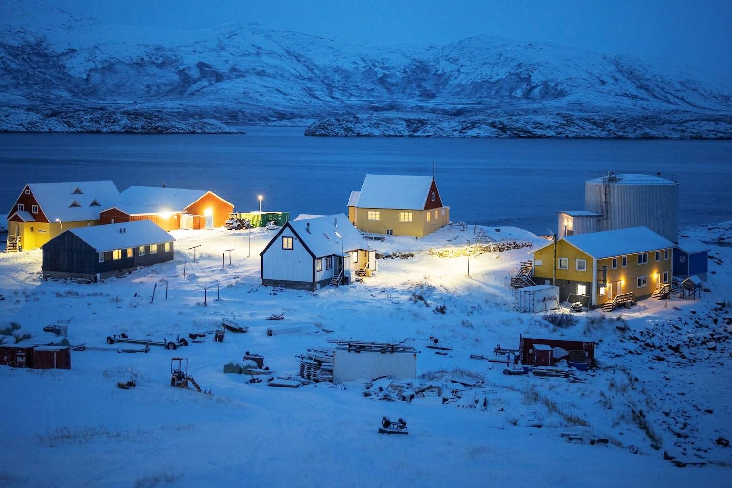 Sau Greenland, mot hon dao khac 'nin tho' vi ong Trump hinh anh