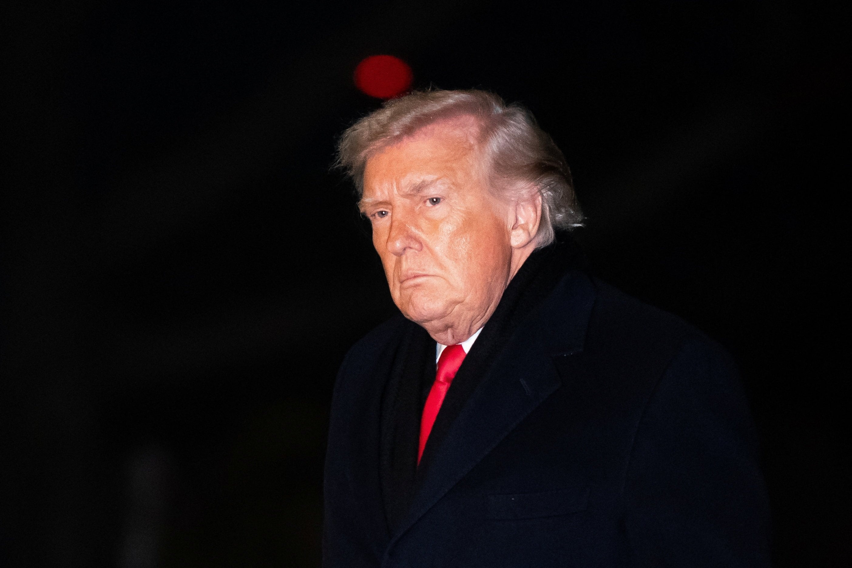 Ong Trump ‘bat thuong’, the gioi bat an hinh anh