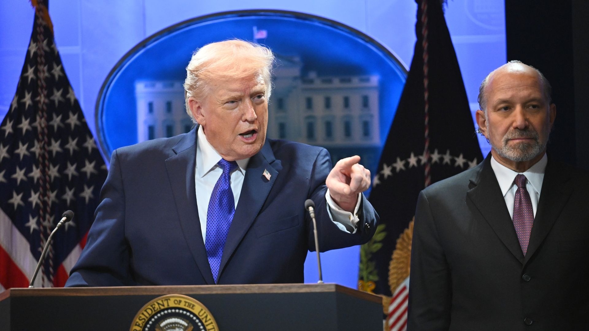 Ong Trump nang thue nhap khau len 15% voi toan bo the gioi hinh anh