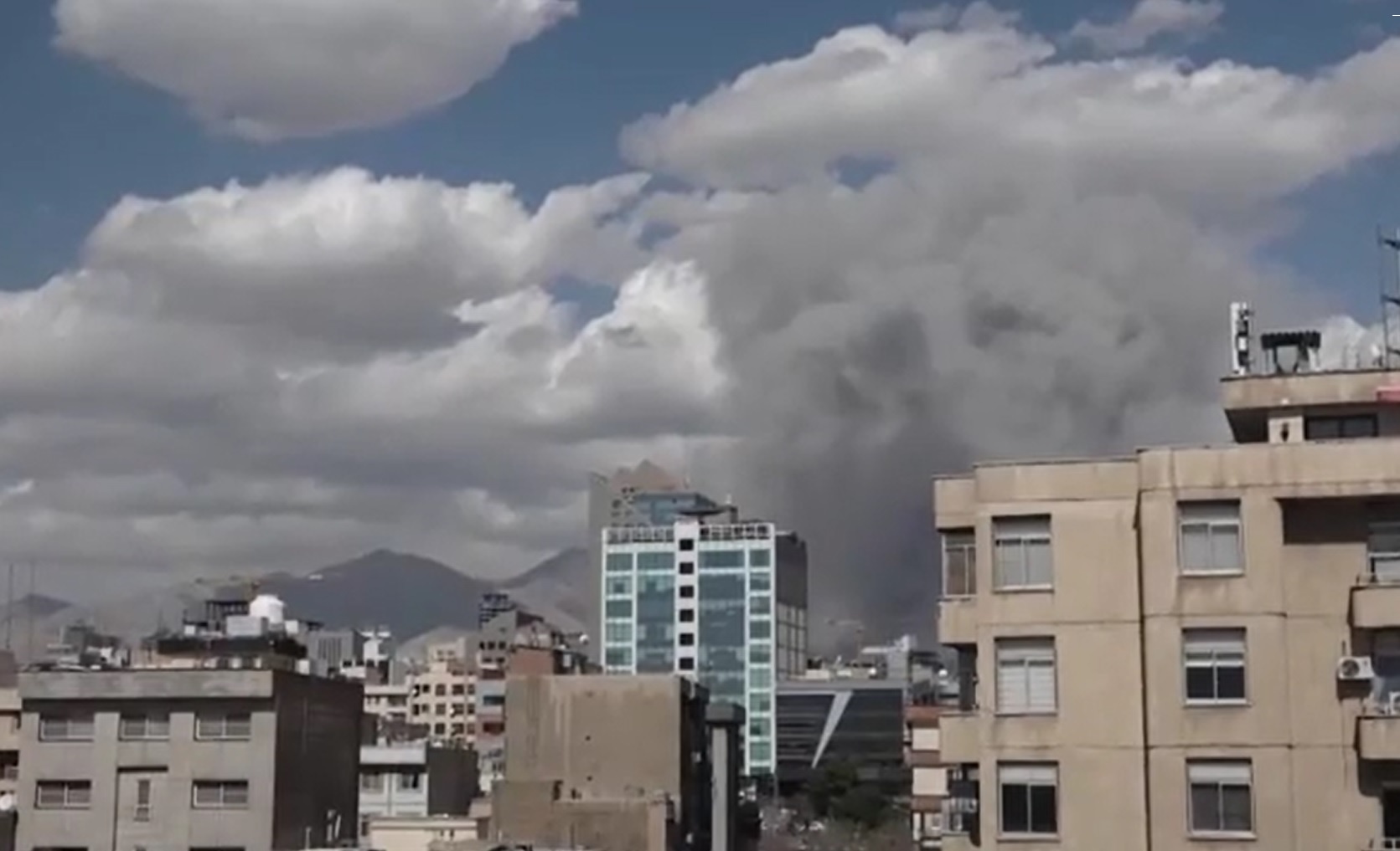 Khoi den bao phu Tehran trong ngay khong kich thu hai hinh anh