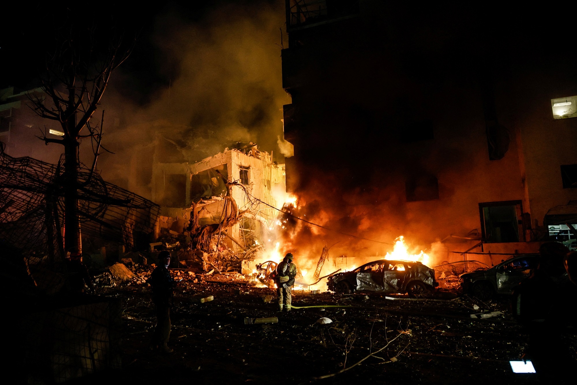 Tong thong Trump tuyen bo tiep tuc nem bom Iran hinh anh