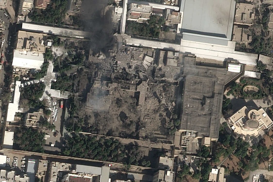 Tong thong Trump tuyen bo tiep tuc nem bom Iran hinh anh