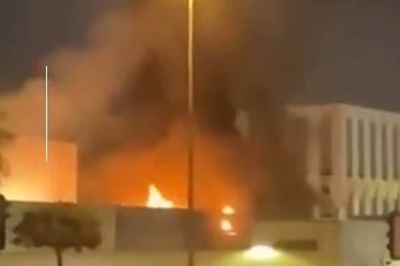 Lanh su quan My tai Dubai boc chay, nghi vi drone Iran hinh anh