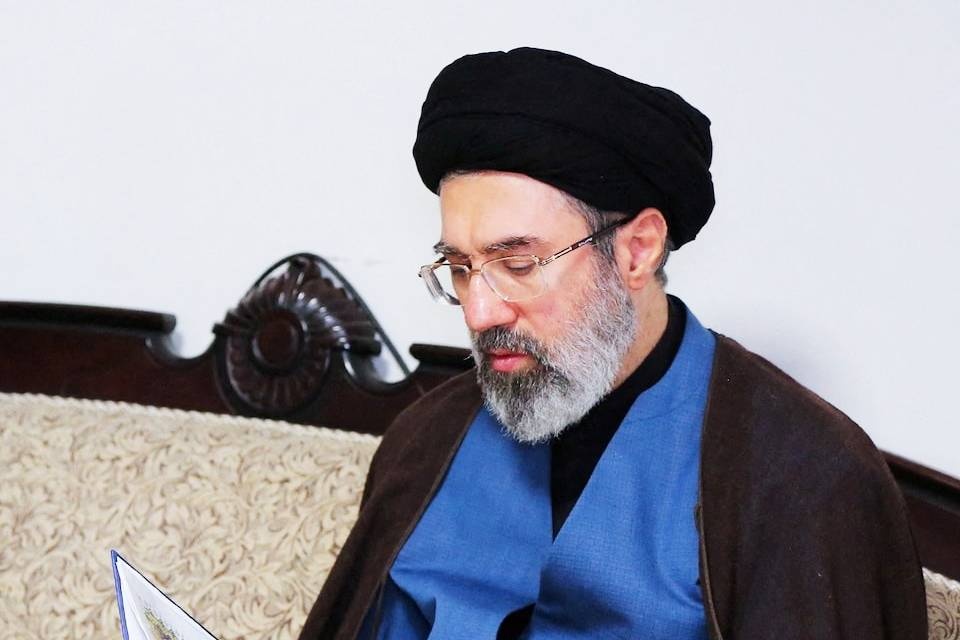Con trai Dai giao chu Ali Khamenei la ung vien ke nhiem so 1 hinh anh