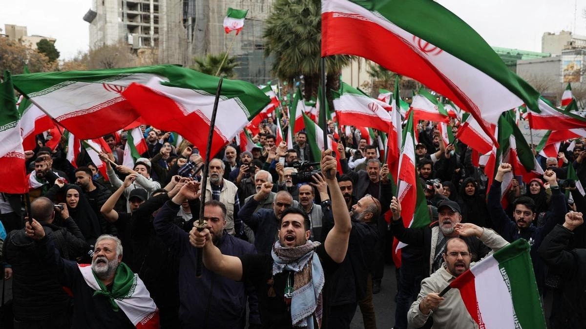 Tuong lai cua Iran, co le ong Trump cung... 'chiu' hinh anh