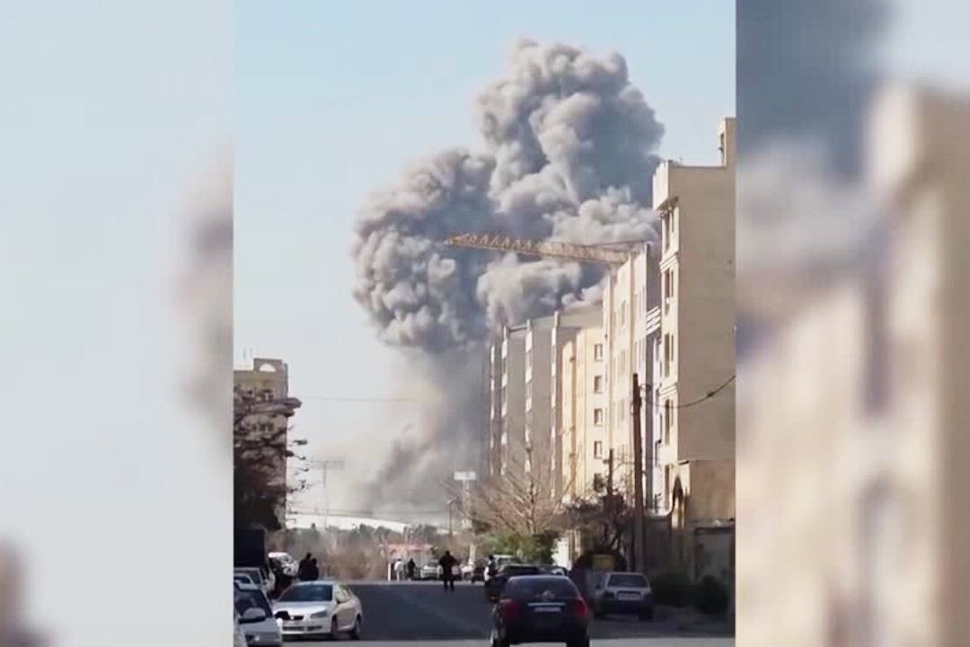 Khoi boc len mu mit tu san van dong tai Tehran hinh anh