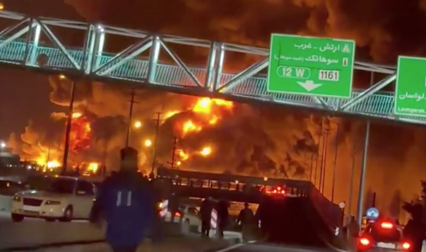 Kho chua dau Iran boc chay du doi sau khi bi khong kich hinh anh