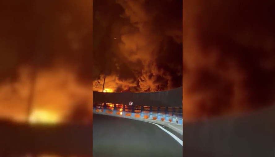 Kho chua dau Iran boc chay du doi sau khi bi khong kich hinh anh