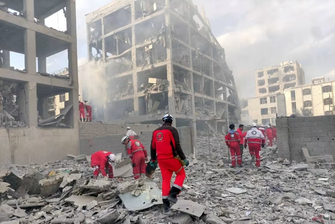 Nguoi dan Iran: Nem bom them 10 ngay nua, Tehran se chang con gi hinh anh