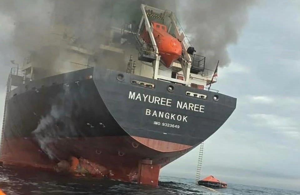 Tau Thai Lan trung dan o Hormuz, 3 nguoi mat tich hinh anh