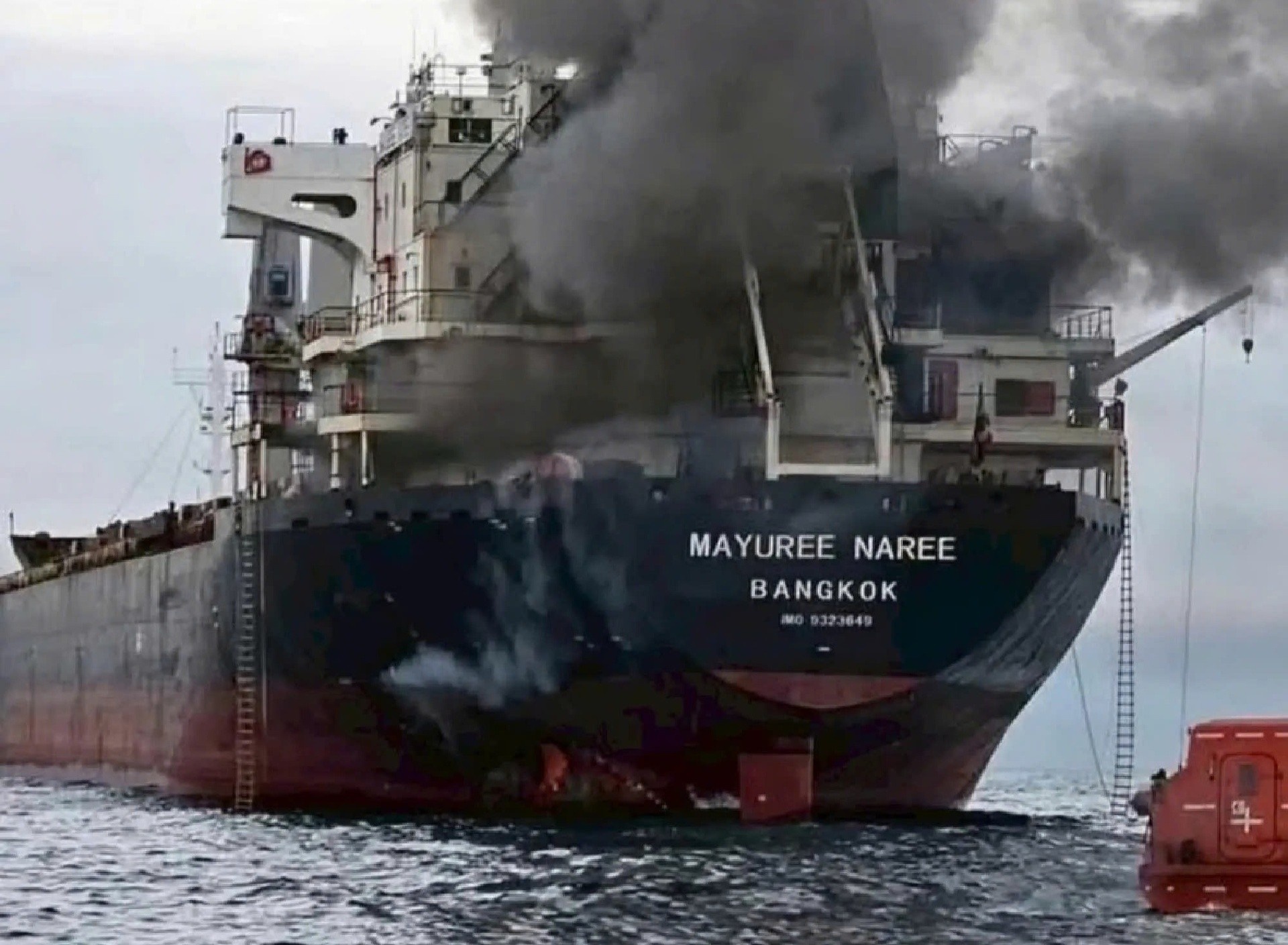 Tau Thai Lan trung dan o Hormuz, 3 nguoi mat tich hinh anh