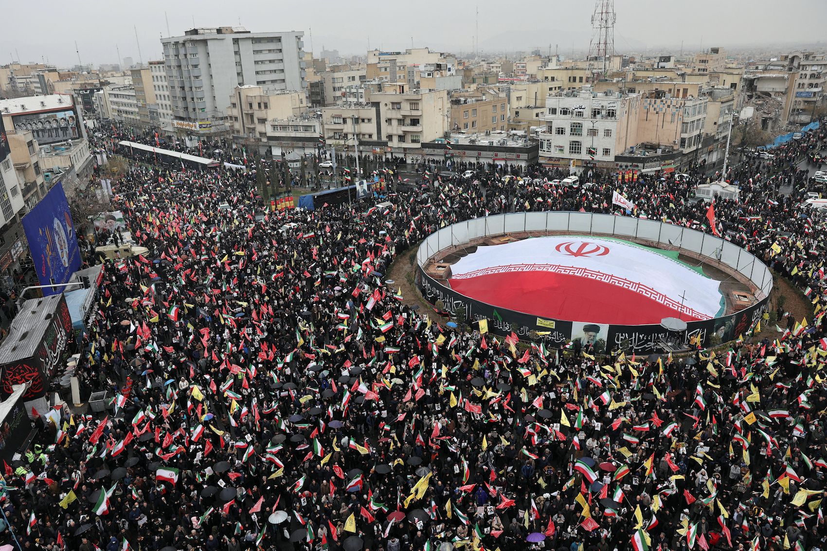 No lon giua quang truong trung tam Tehran hinh anh