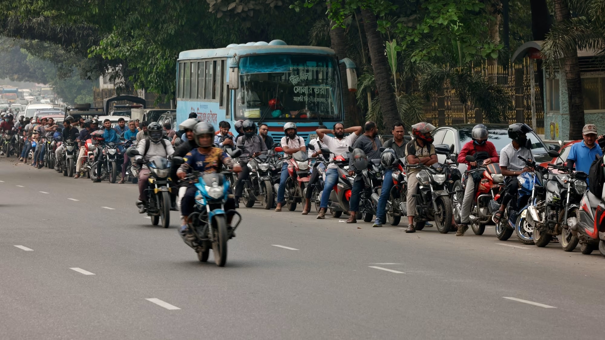Nuoc giau khai hoa, nguoi ngheo cong lung ‘tra hoa don' hinh anh