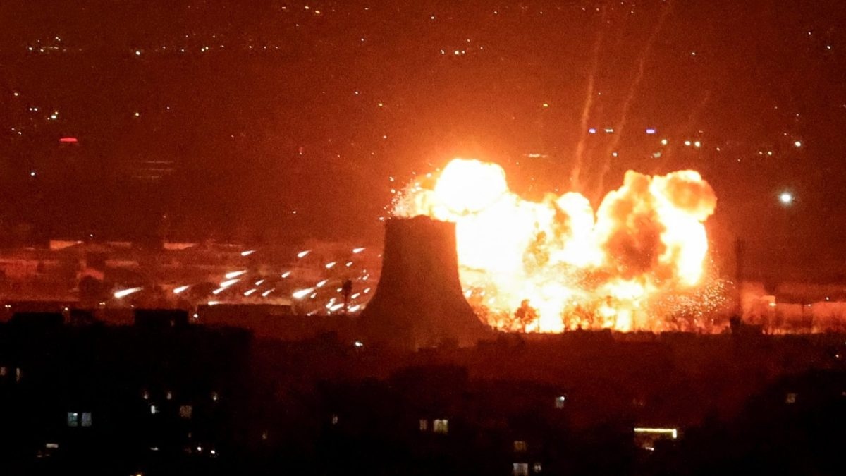 TT Trump dem nguoc 48 gio o Hormuz, doa danh sap nha may dien Iran hinh anh