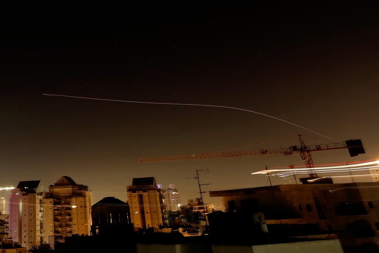 Khoi lua boc len tu khach san Al‑Rasheed hinh anh