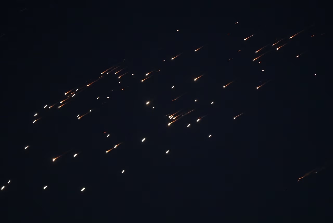 Iran phong ten lua bao thu du doi, Israel lien tuc hung don hinh anh