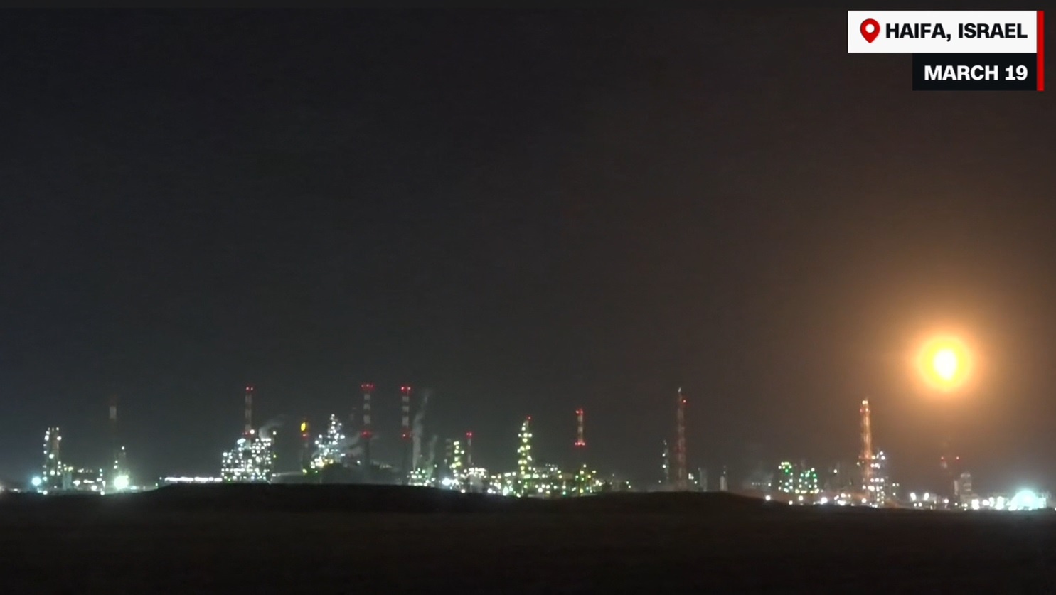 Khoi boc len tu nha may loc dau cua Israel hinh anh