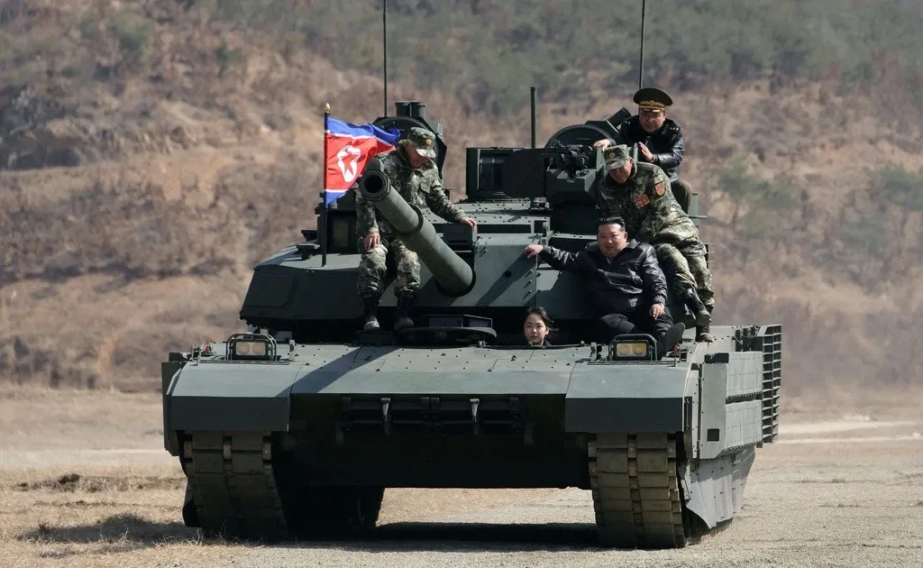 Chu tich Trieu Tien va con gai lai xe tang hinh anh