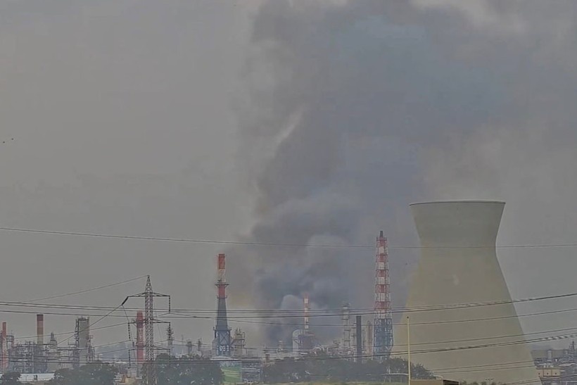 Ten lua Iran danh trung nha may loc dau Israel hinh anh