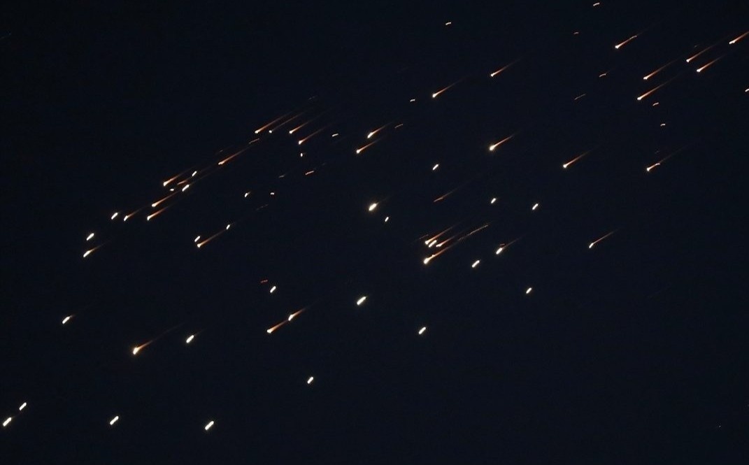 Nhieu dot khong kich lien tiep, Tehran rung chuyen trong 15 phut hinh anh