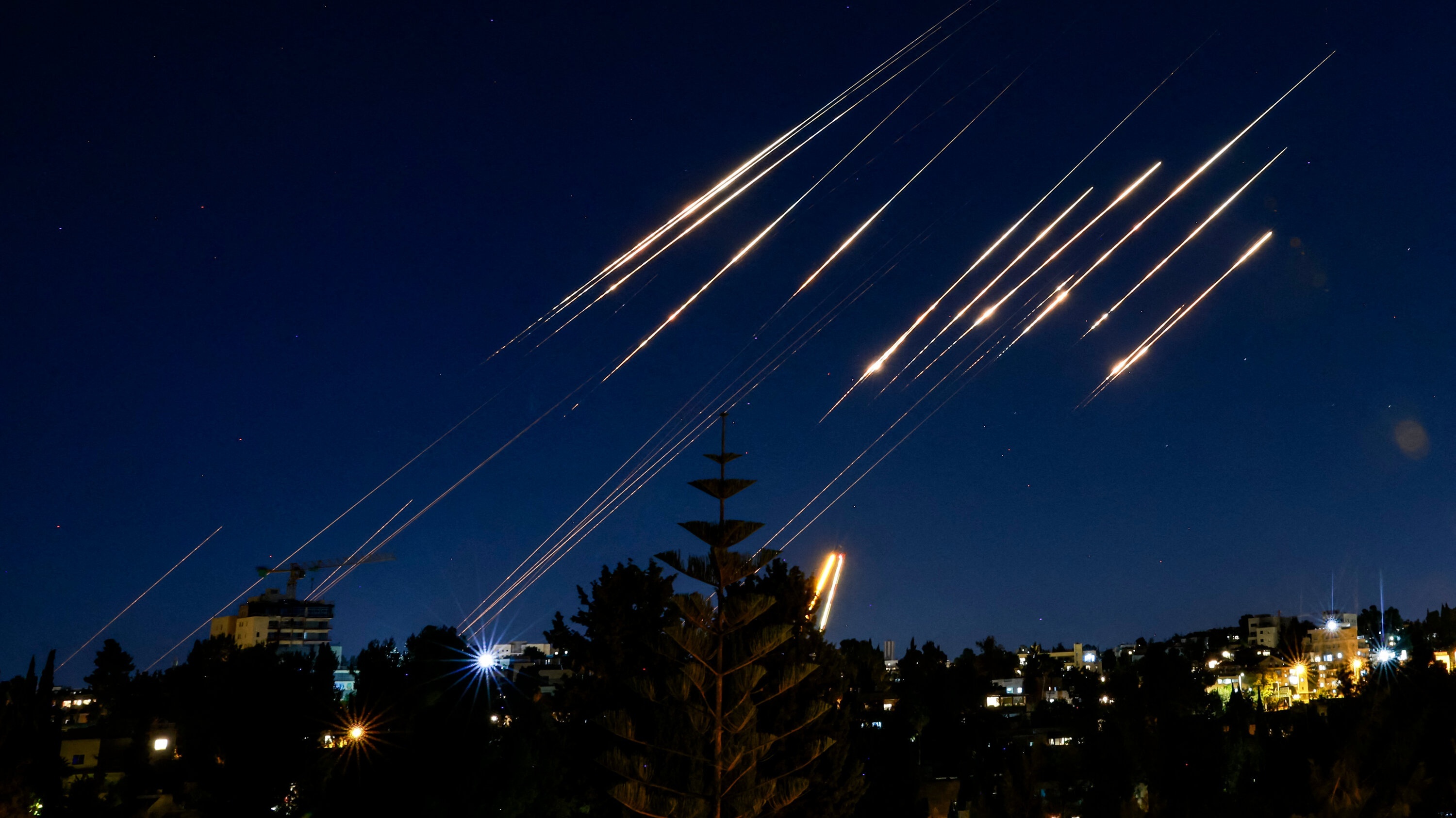 Iran lien tuc phong ten lua vao Israel hinh anh