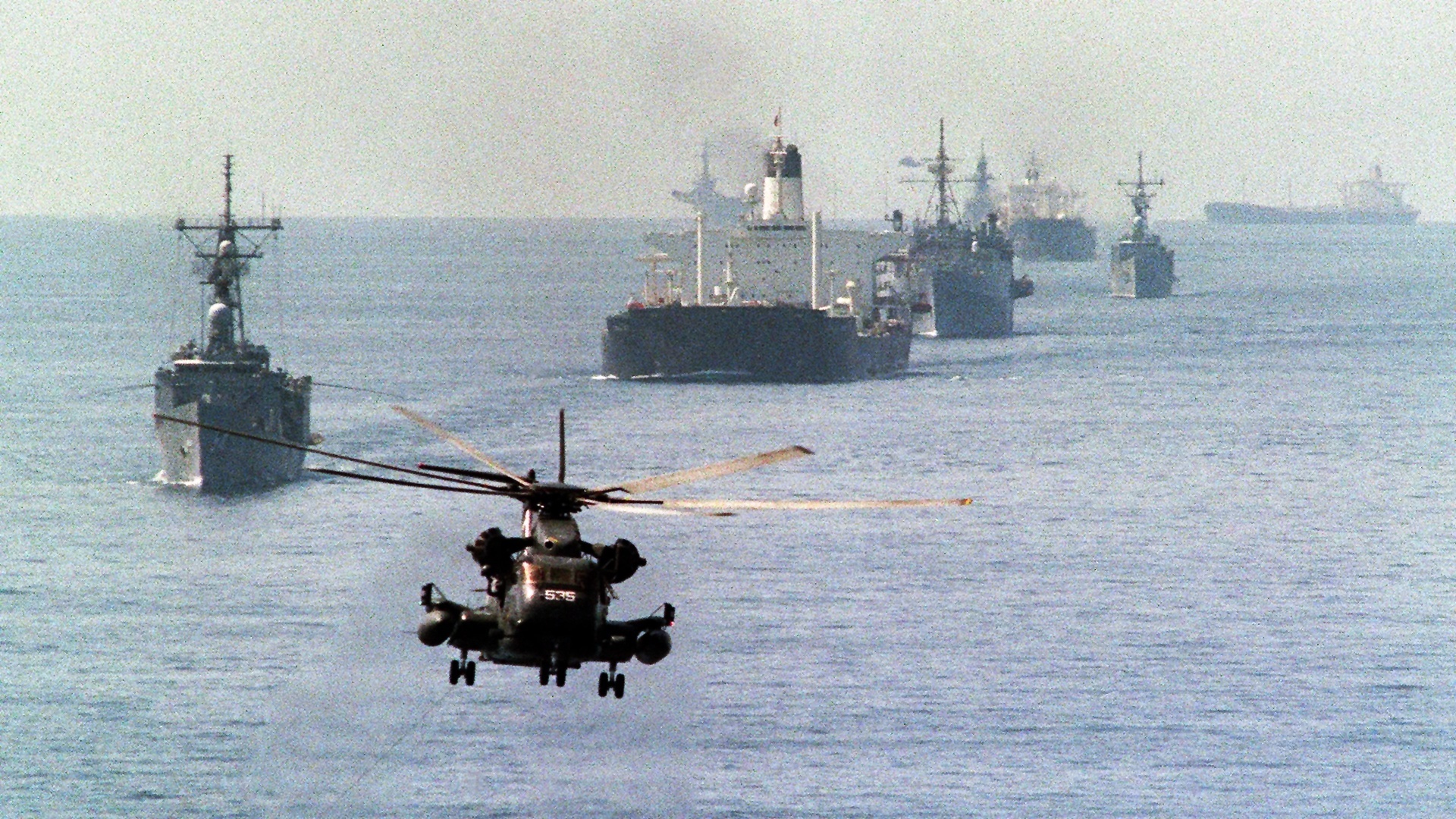 Neu My tan cong nha may dien Iran, Hormuz se ra sao? hinh anh