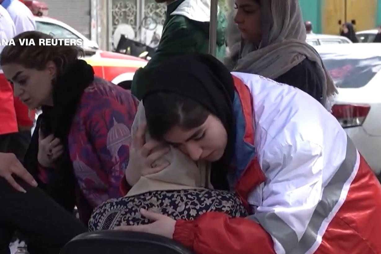 Linh cuu ho guc nga truoc thi the nguoi than o Iran hinh anh