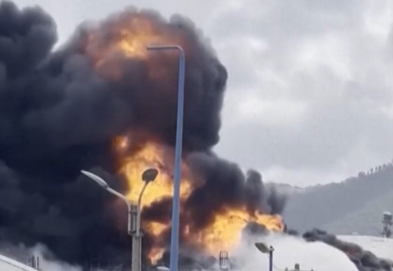 Nha may loc dau cua Israel boc chay du doi hinh anh