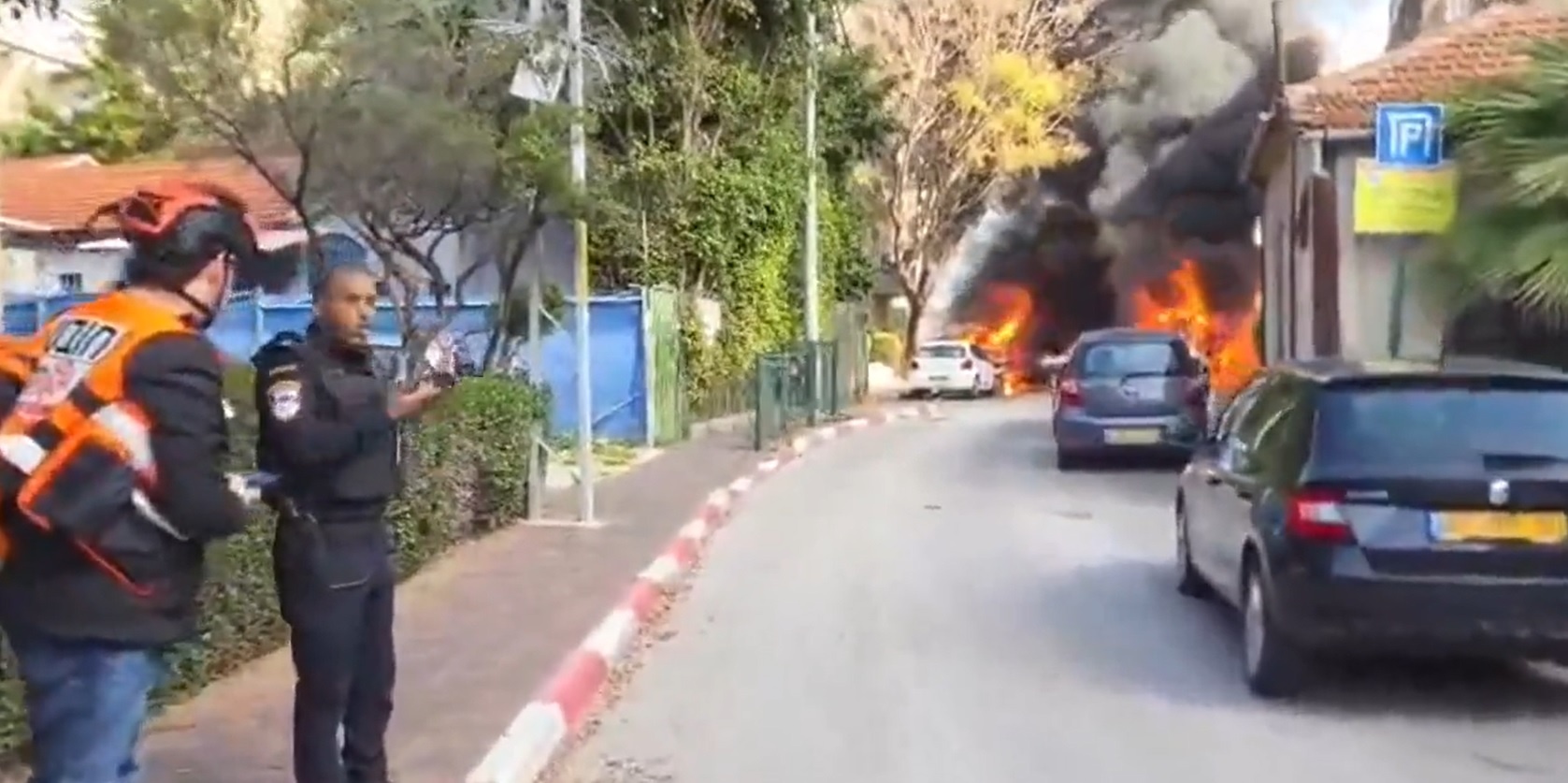 Nhieu oto boc chay o mien Trung Israel vi trung manh vo ten lua hinh anh