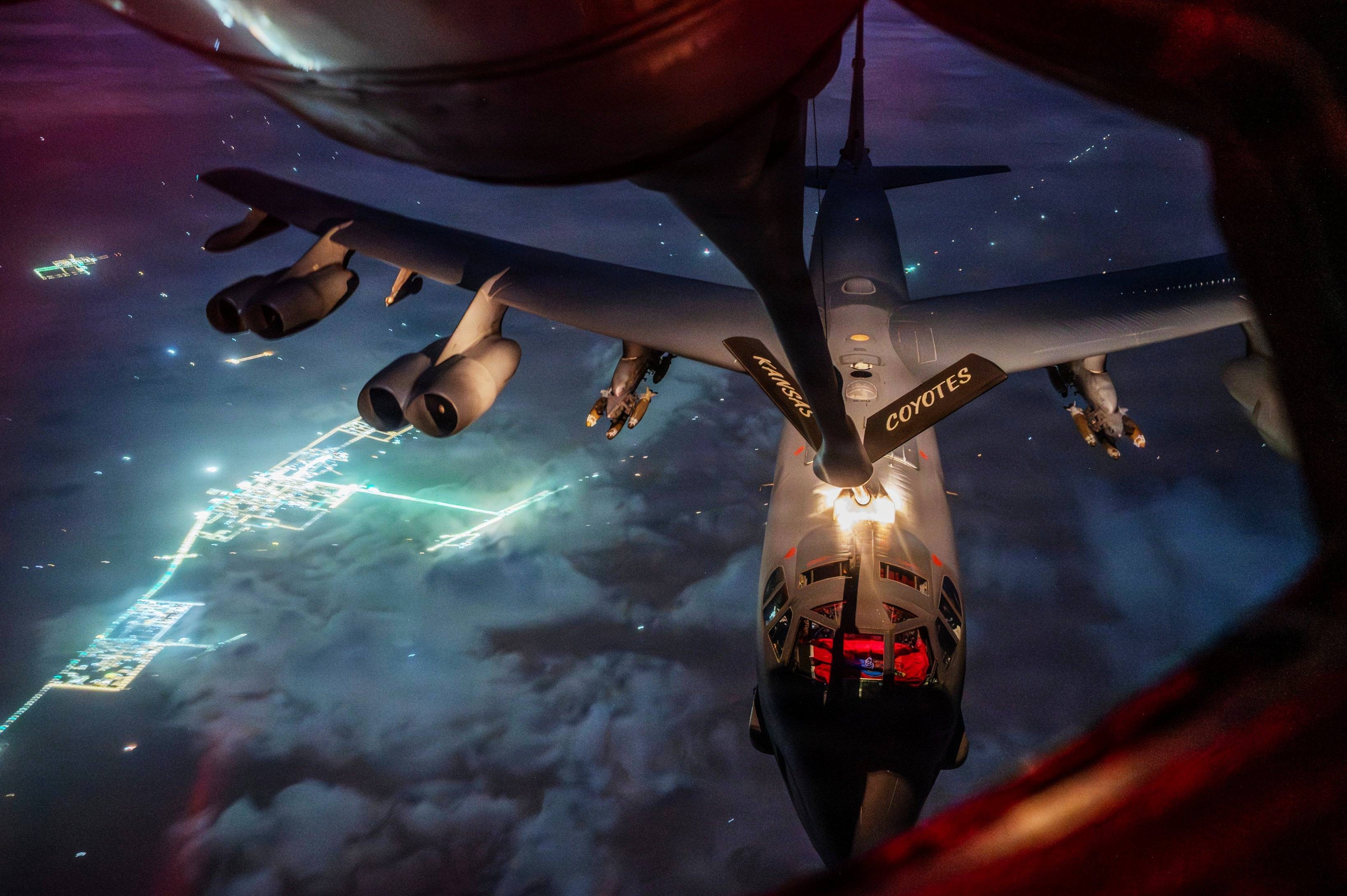 My huy dong B-52 de ‘dam phan’ voi Iran hinh anh