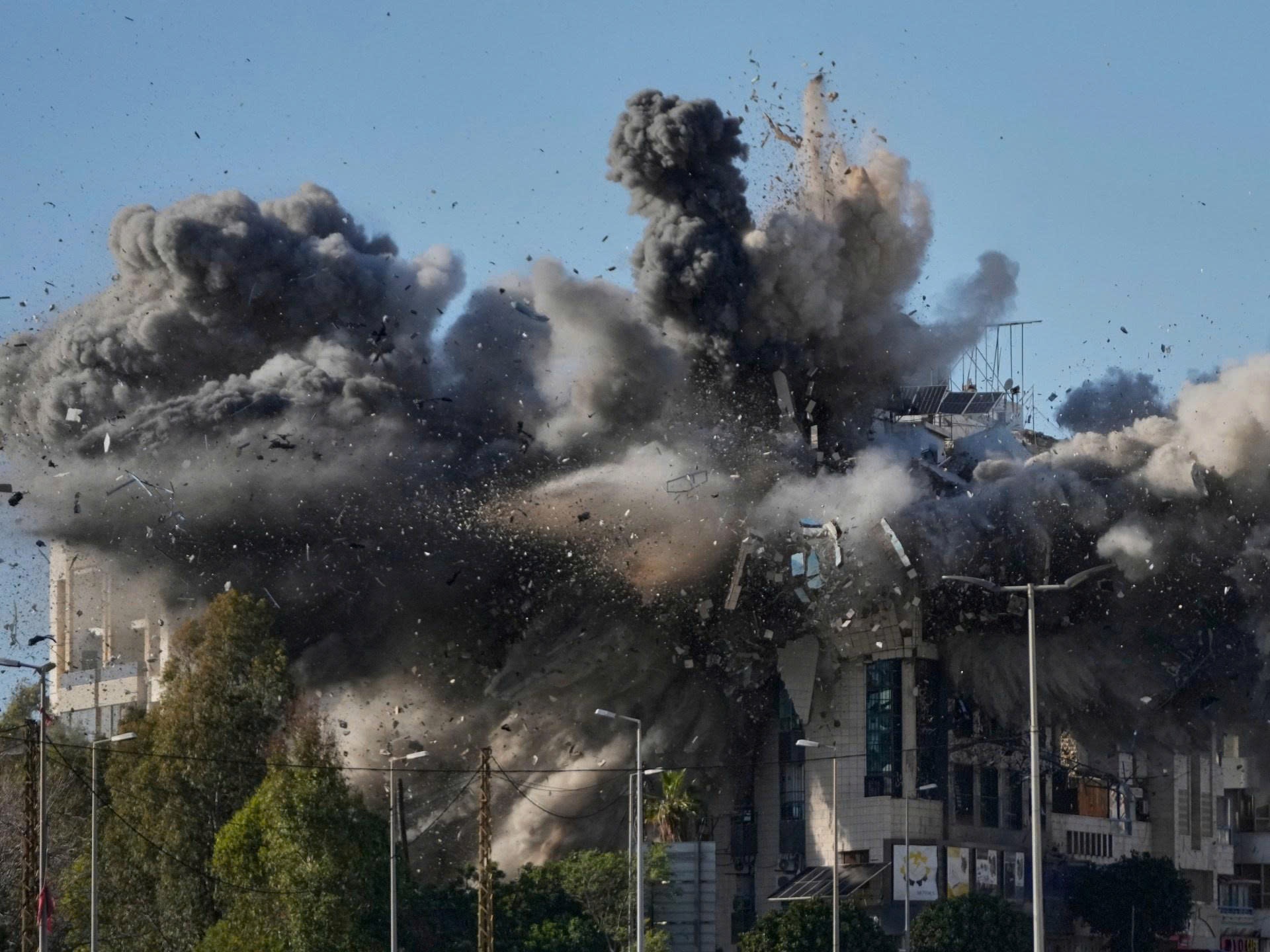 Israel tan cong nha may duoc, y te Iran chao dao hinh anh