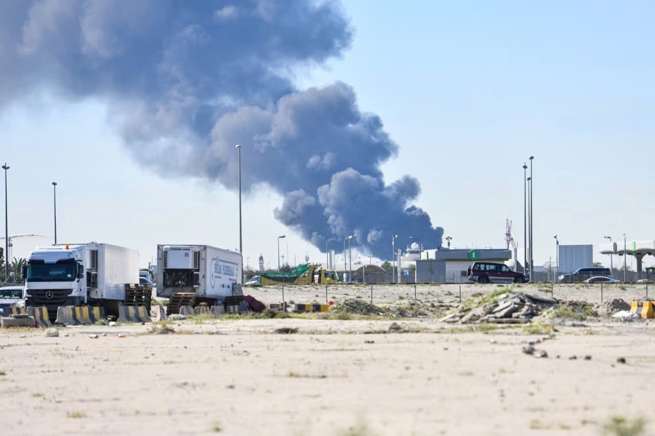 Chay lon o san bay Kuwait, UAV Iran gay hon loan Vung Vinh hinh anh