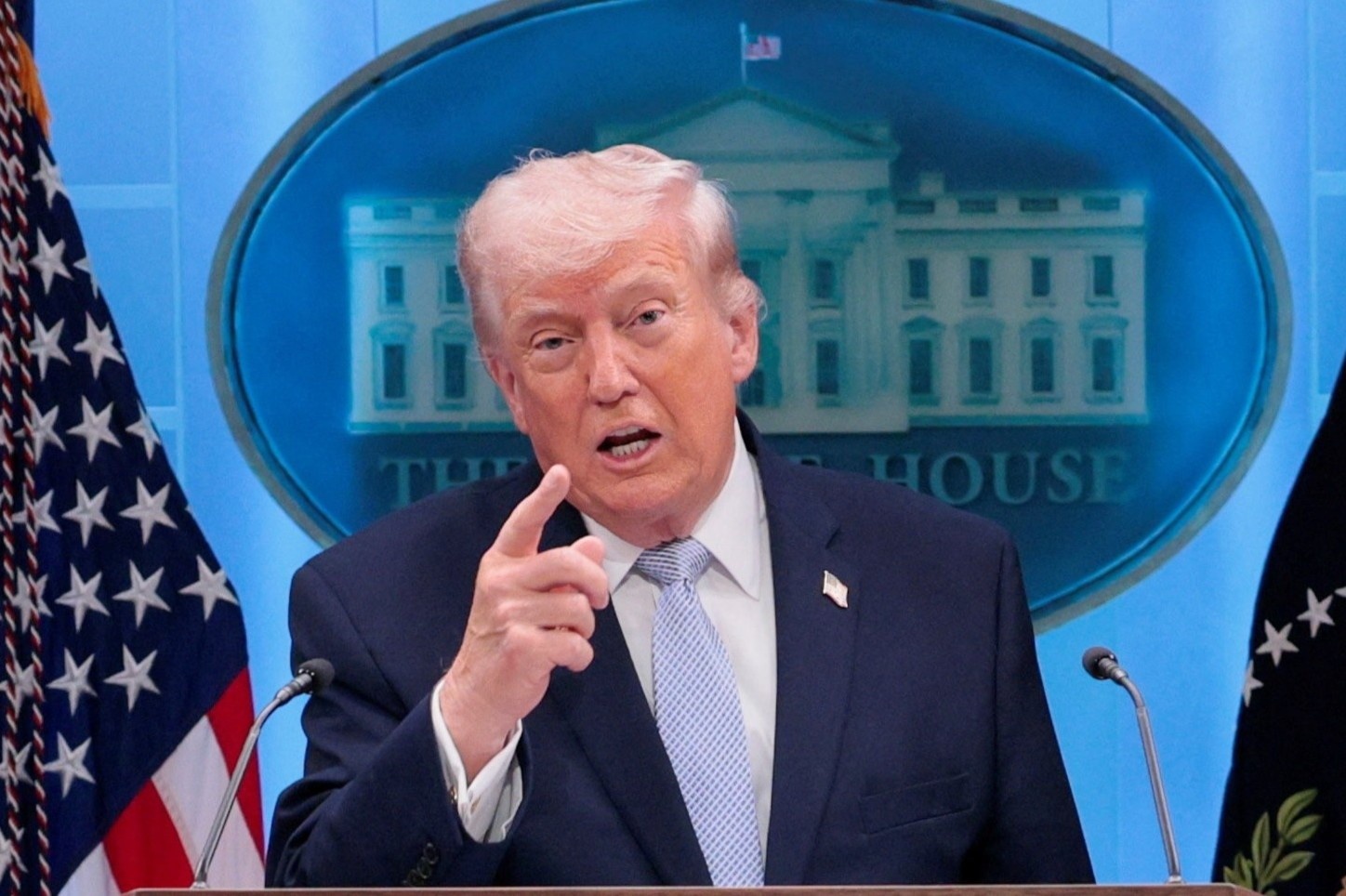 TT Trump: Nen van minh Iran co the bien mat trong toi nay hinh anh